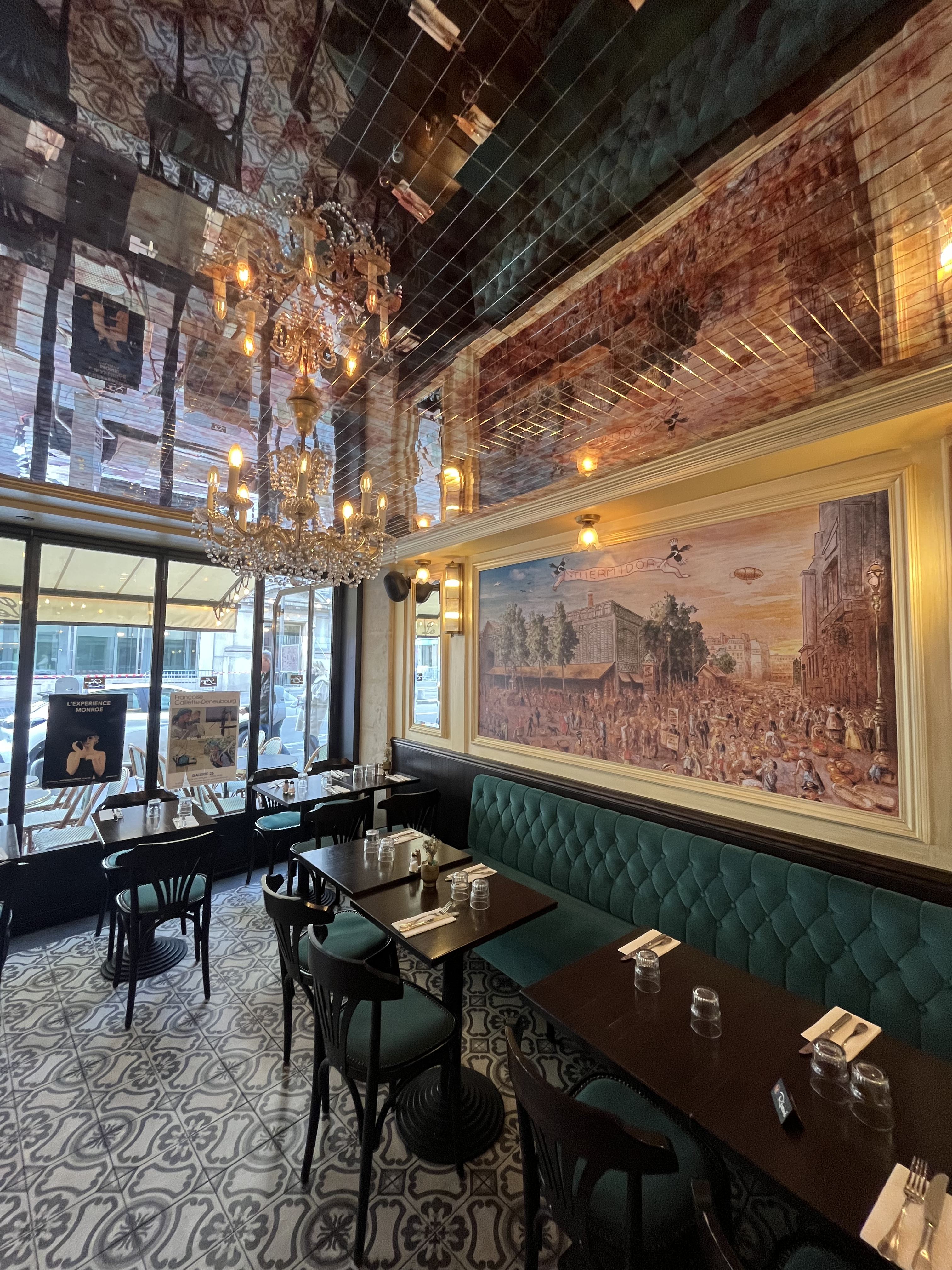 Lustres en cristal et fresques monumentales